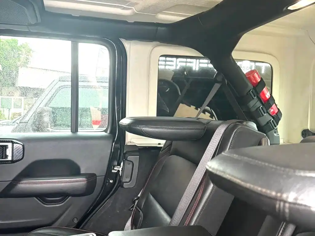 Jeep Wrangler — фото 11