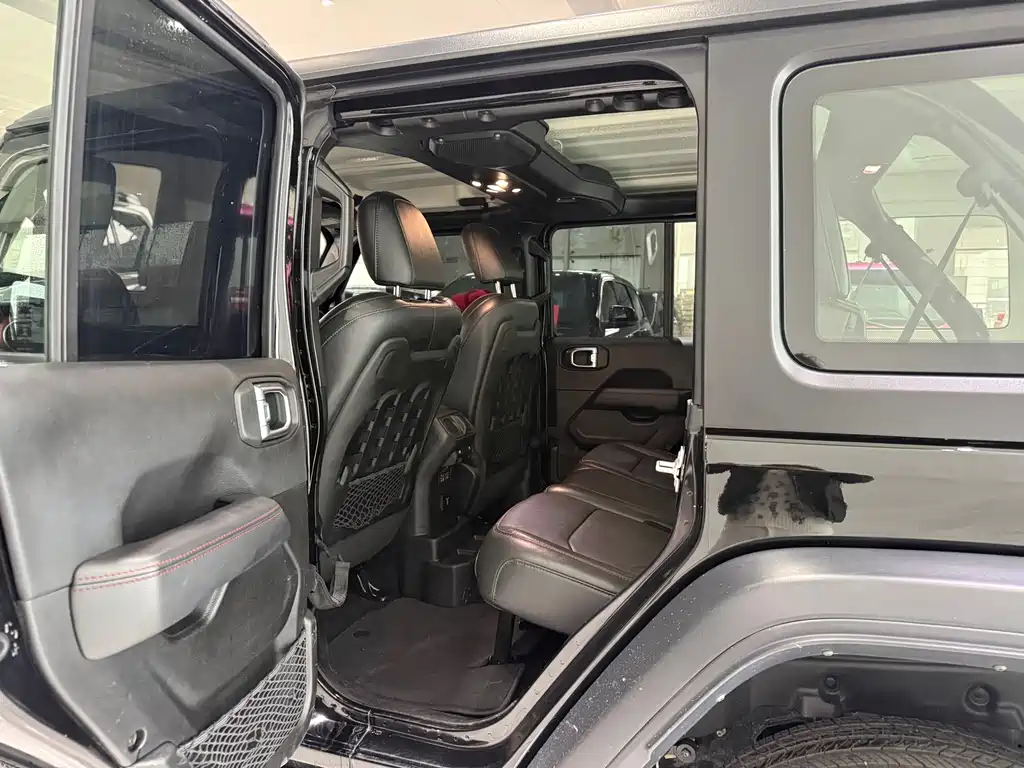 Jeep Wrangler — фото 7