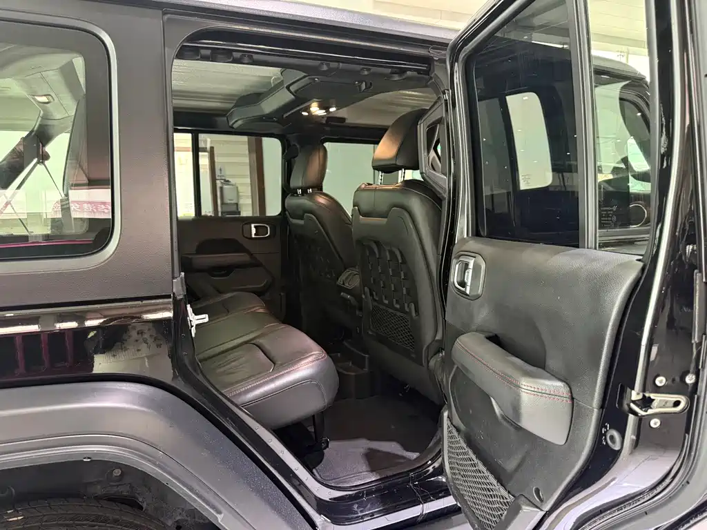 Jeep Wrangler — фото 8