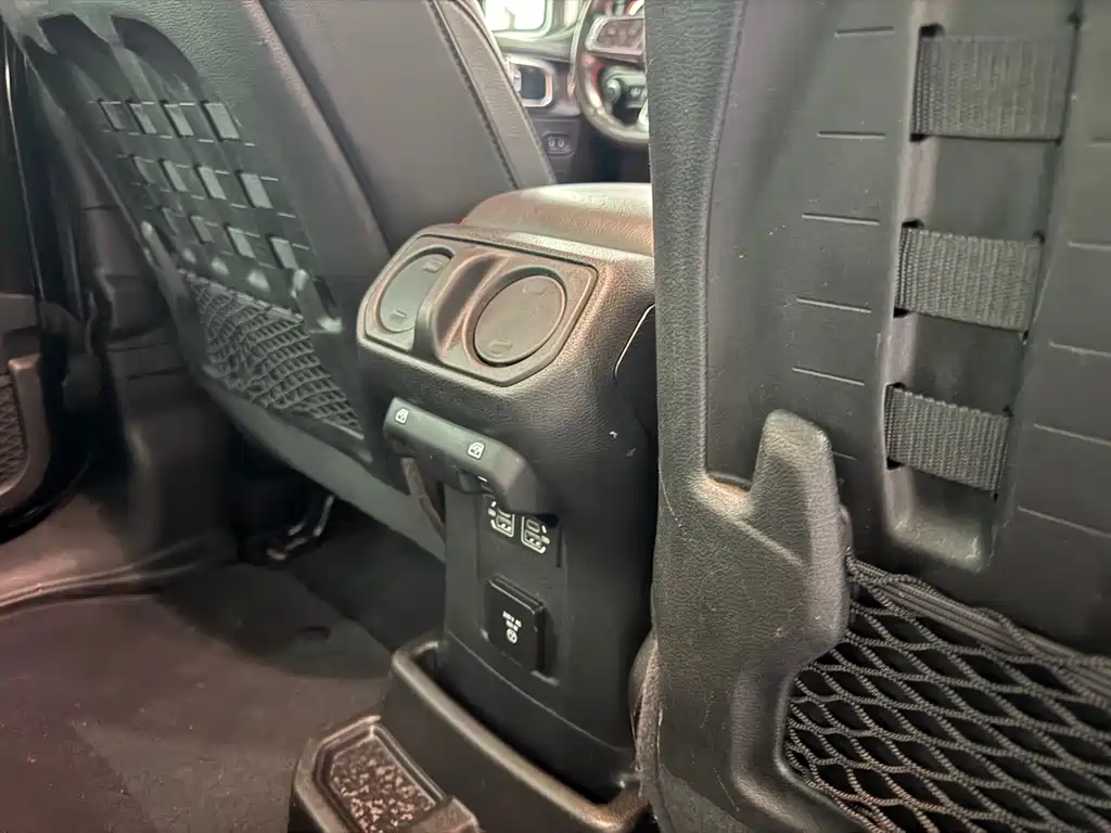 Jeep Wrangler — фото 9