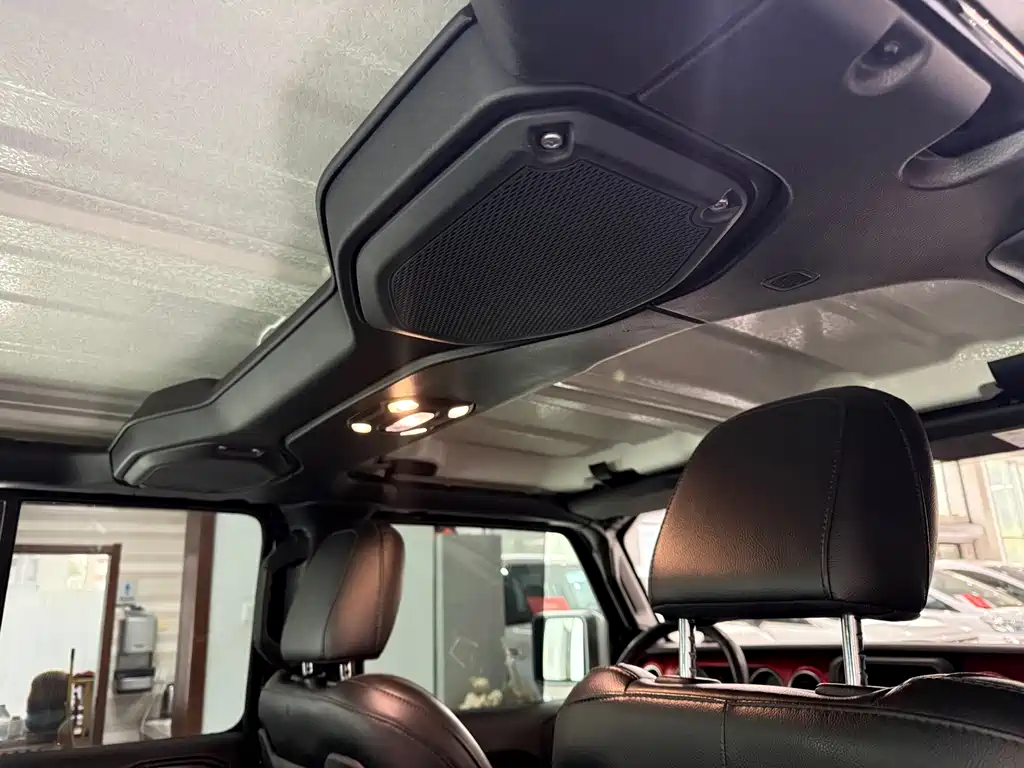 Jeep Wrangler — фото 10