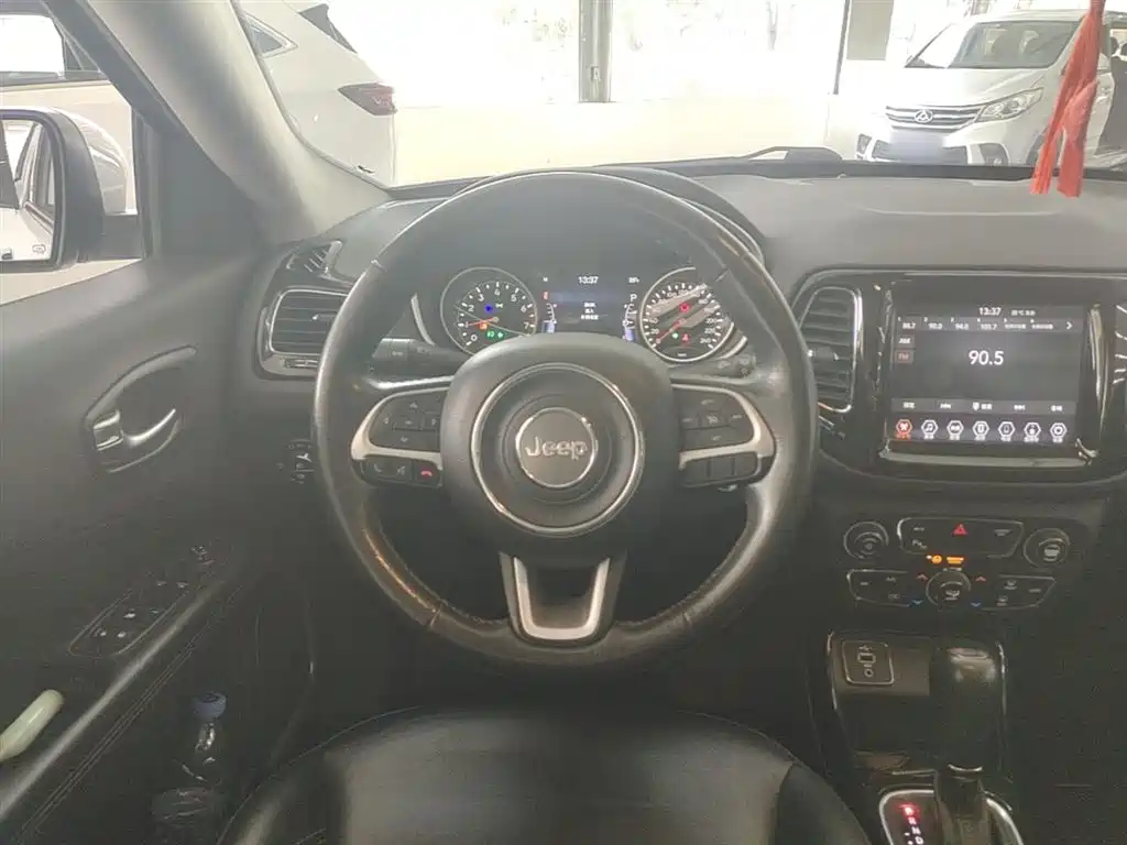 Jeep Compass — фото 11
