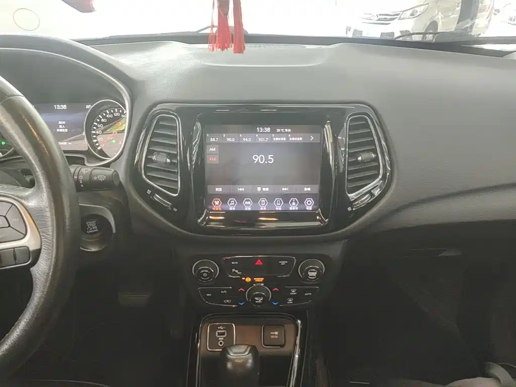 Jeep Compass — фото 13