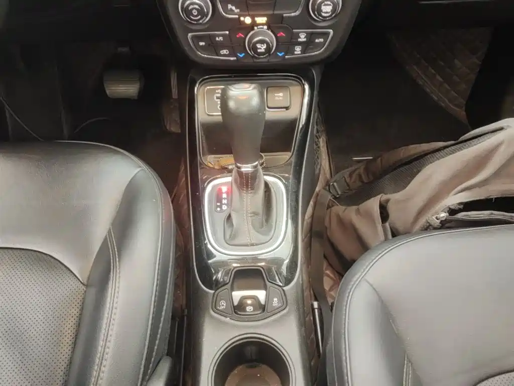 Jeep Compass — фото 14