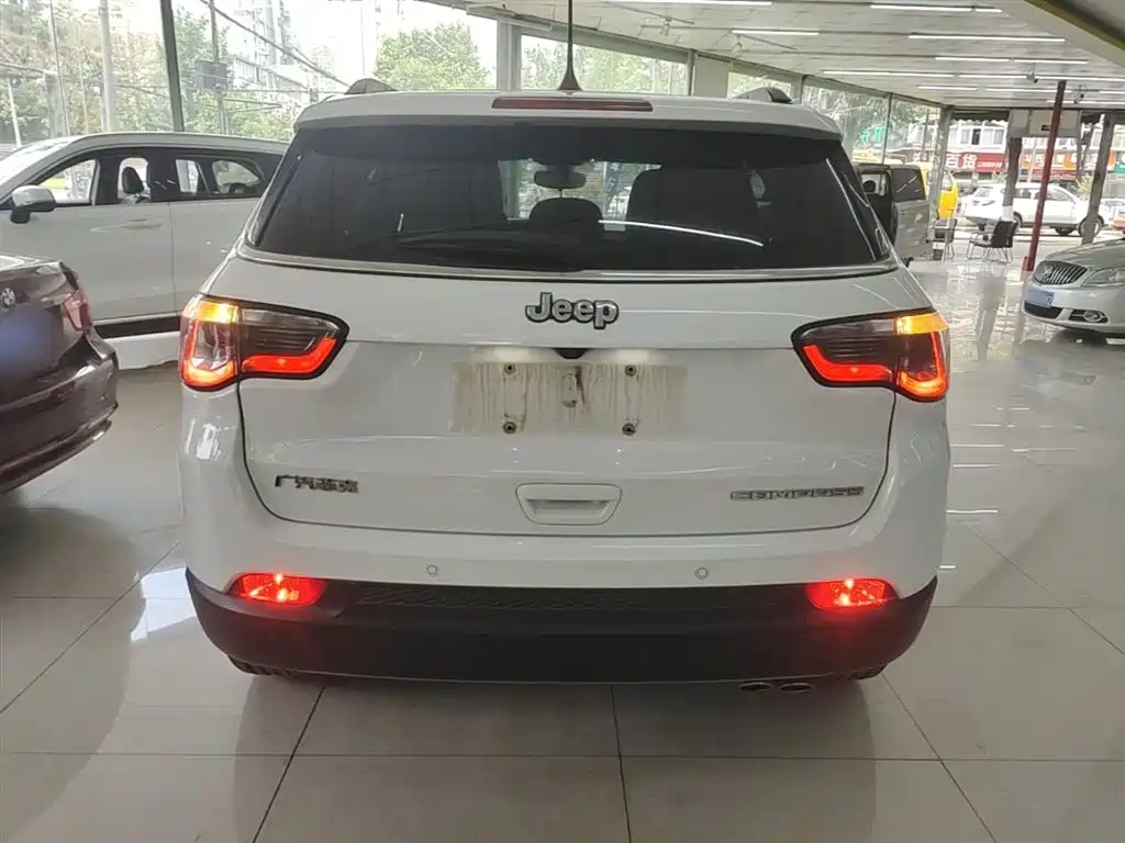 Jeep Compass — фото 6