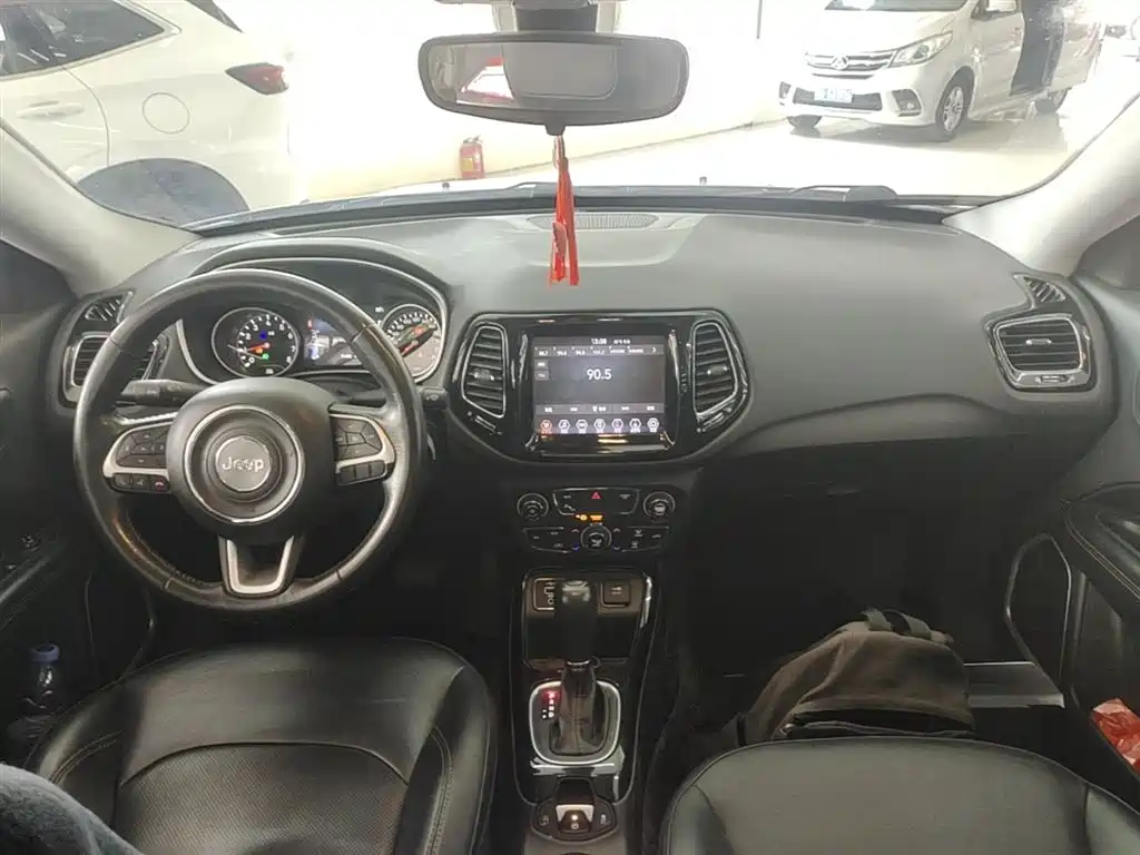 Jeep Compass — фото 10