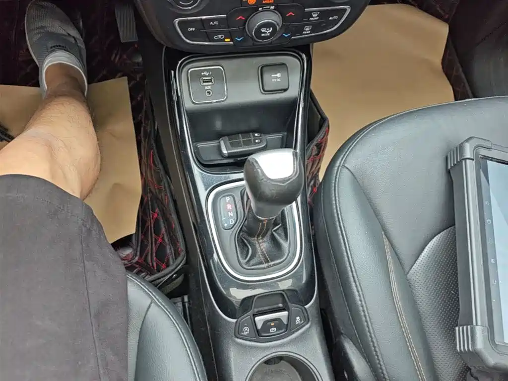 Jeep Compass — фото 14
