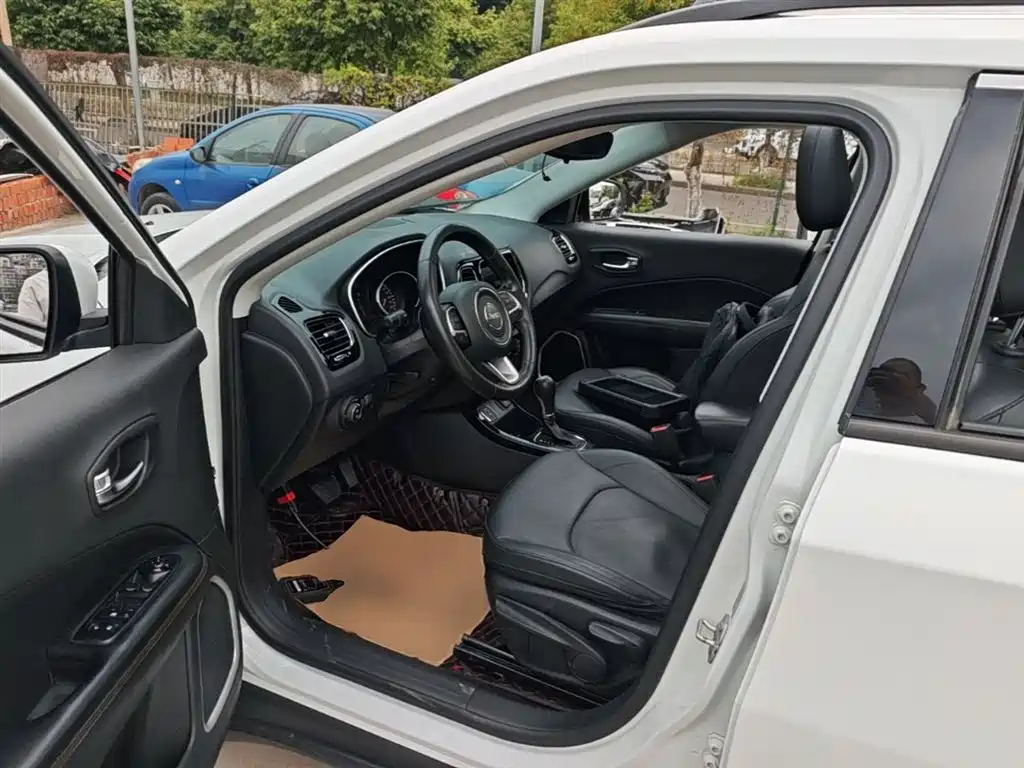 Jeep Compass — фото 15