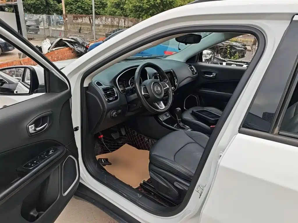 Jeep Compass — фото 16
