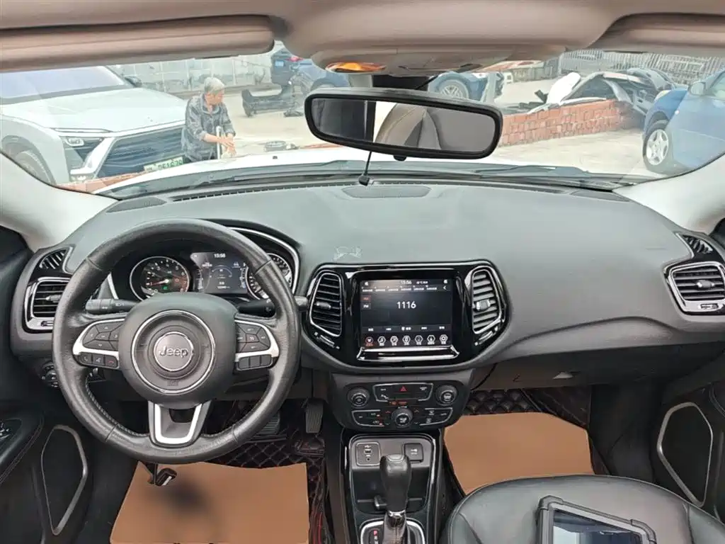 Jeep Compass — фото 10