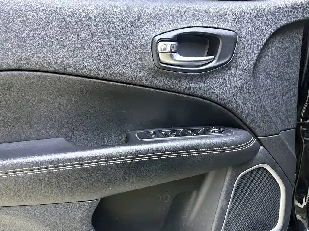 Jeep Compass — фото 11