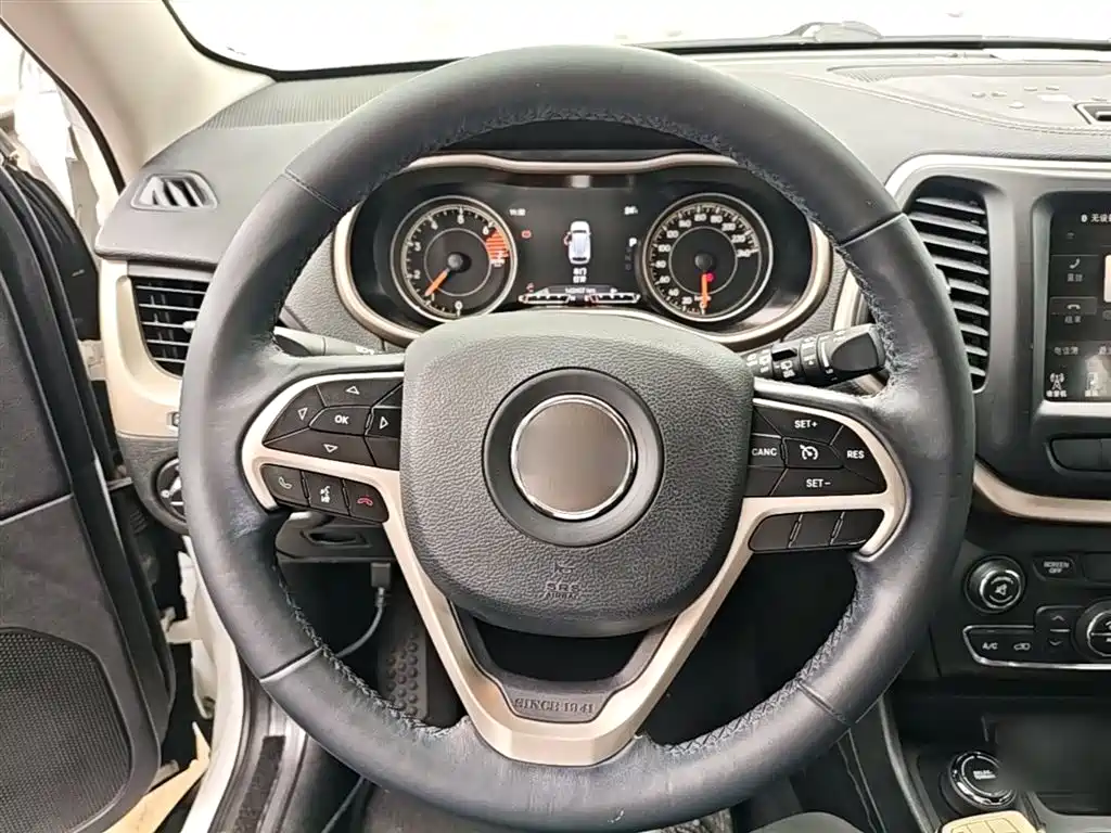Jeep Cherokee — фото 11