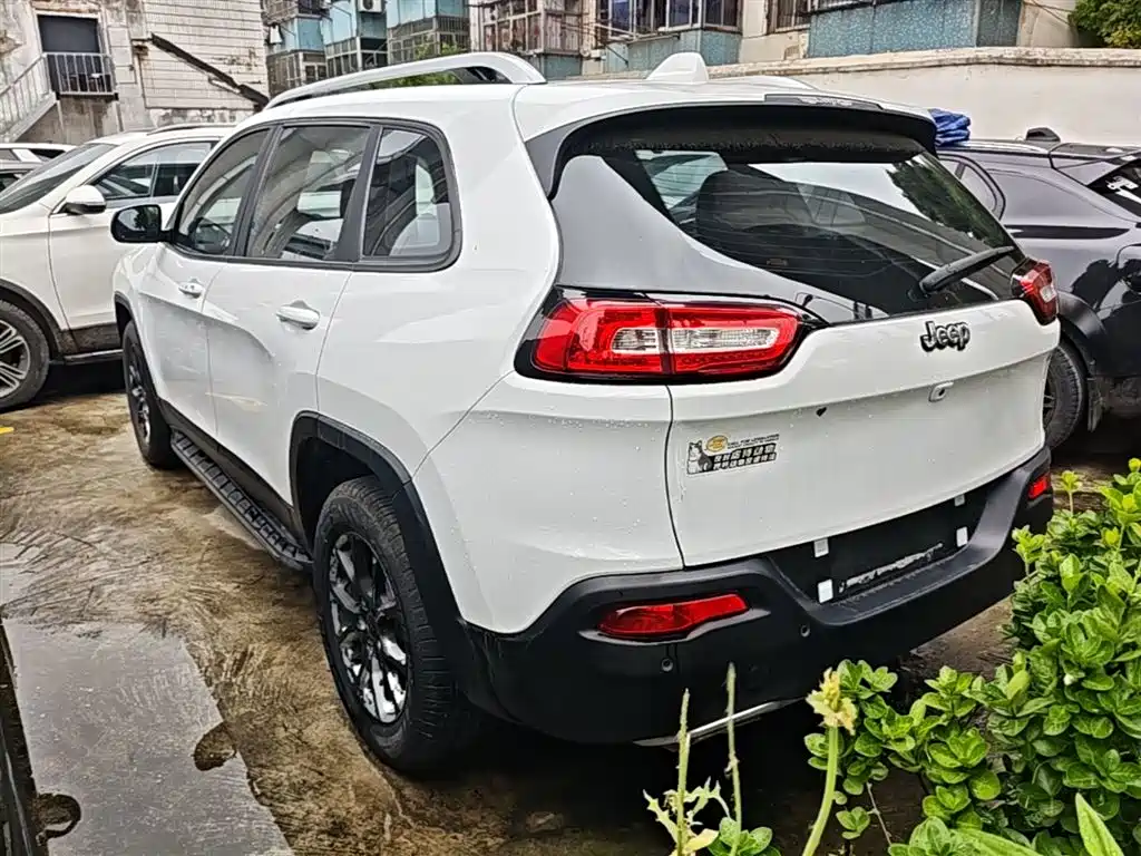 Jeep Cherokee — фото 5
