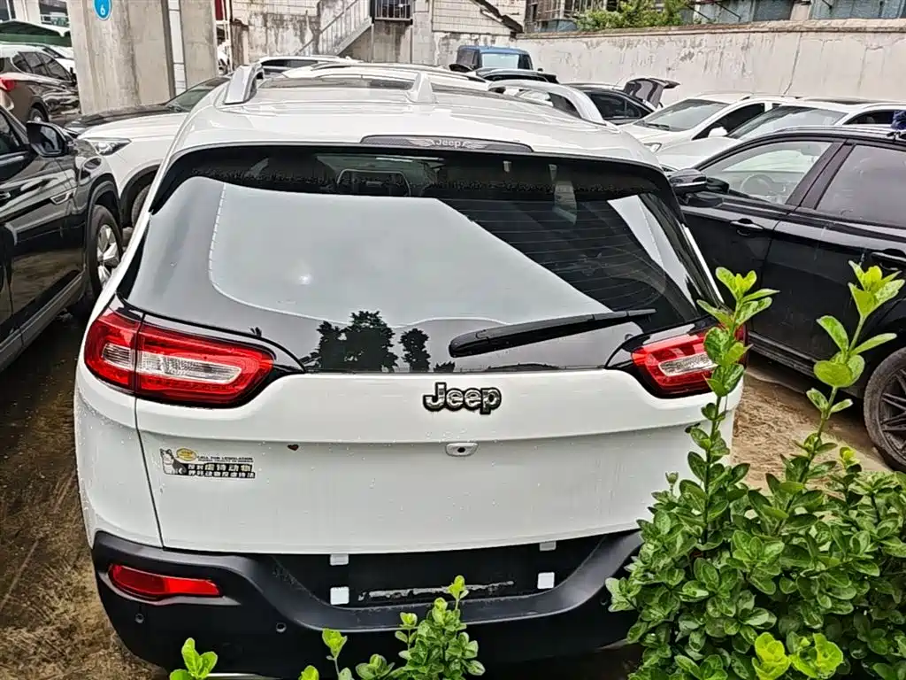 Jeep Cherokee — фото 6