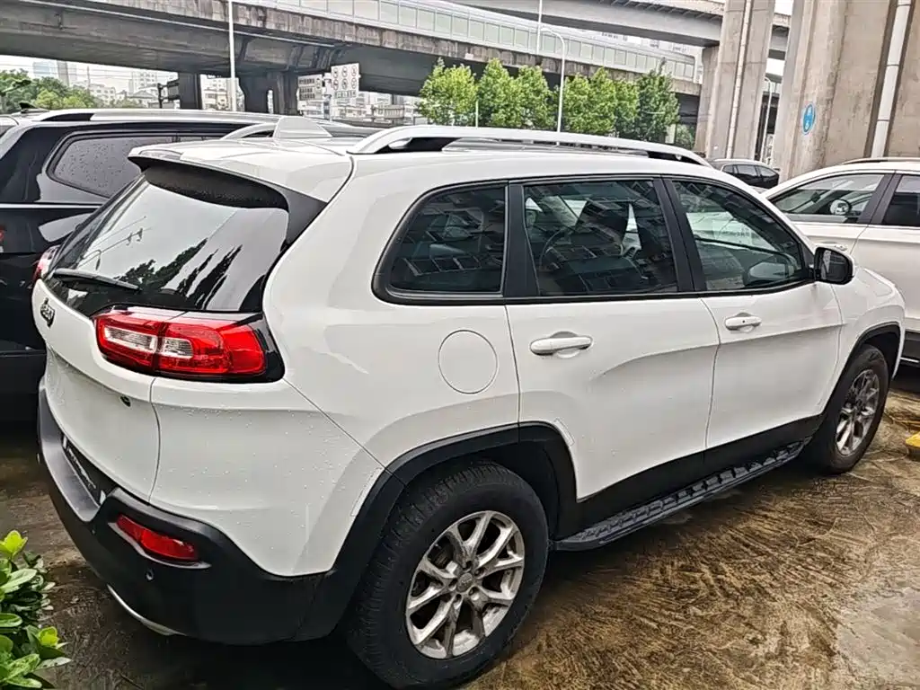 Jeep Cherokee — фото 7