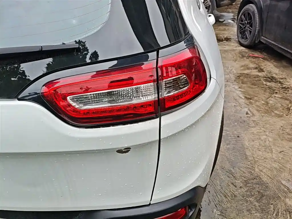 Jeep Cherokee — фото 8