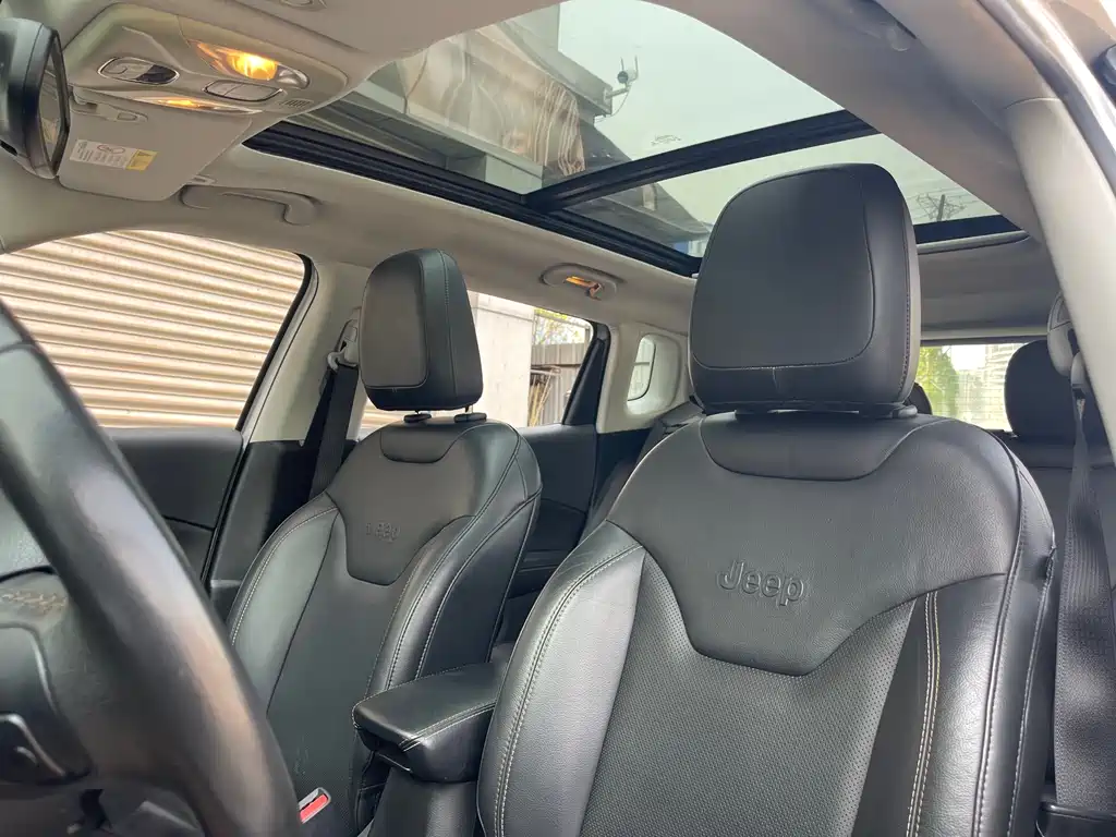 Jeep Compass — фото 14