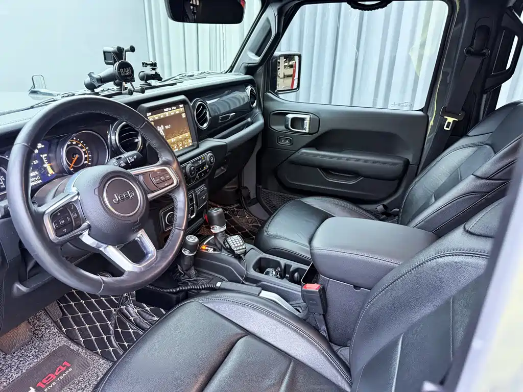 Jeep Wrangler — фото 19