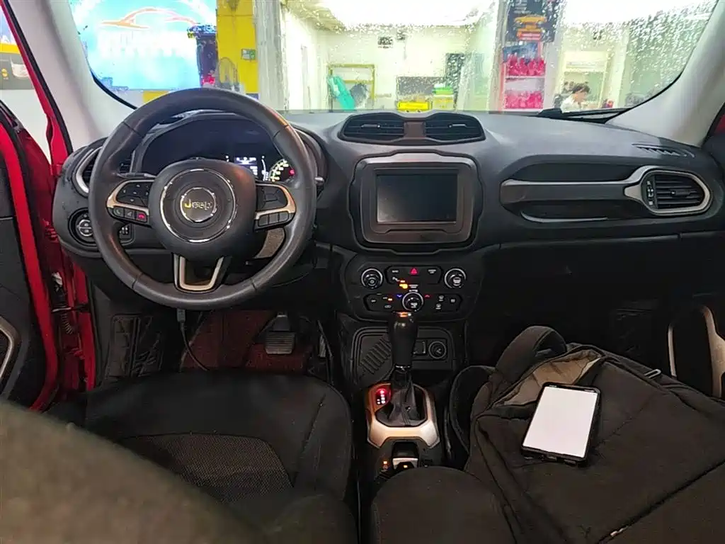 Jeep Renegade — фото 10