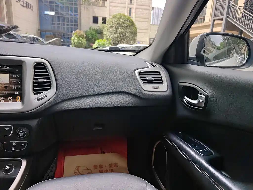 Jeep Compass — фото 15