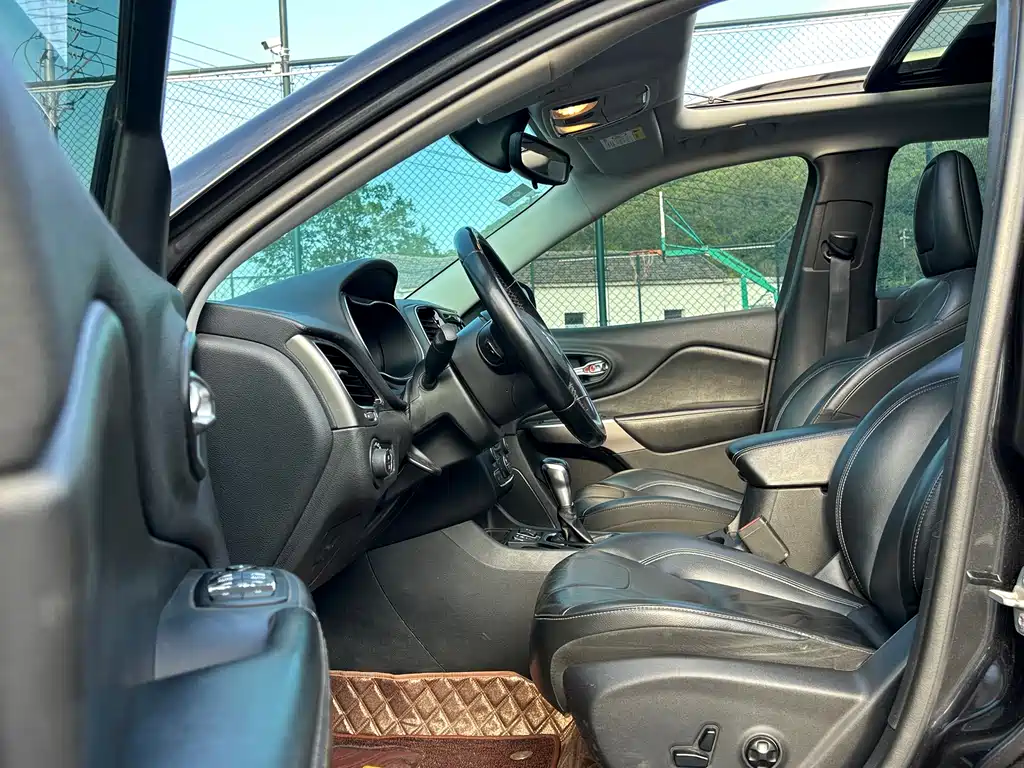 Jeep Cherokee — фото 14