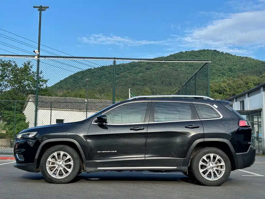 Jeep Cherokee — фото 3