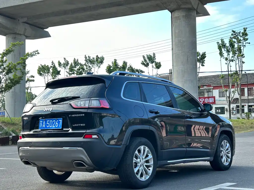 Jeep Cherokee — фото 5