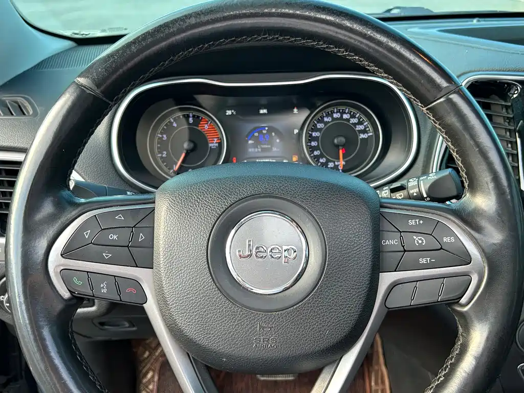 Jeep Cherokee — фото 9