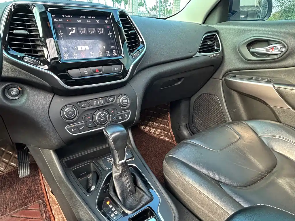 Jeep Cherokee — фото 10