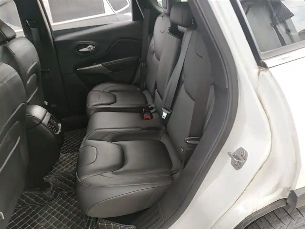 Jeep Cherokee — фото 17