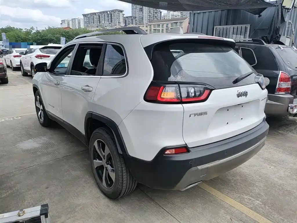 Jeep Cherokee — фото 5