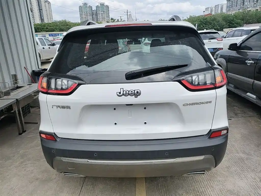 Jeep Cherokee — фото 6