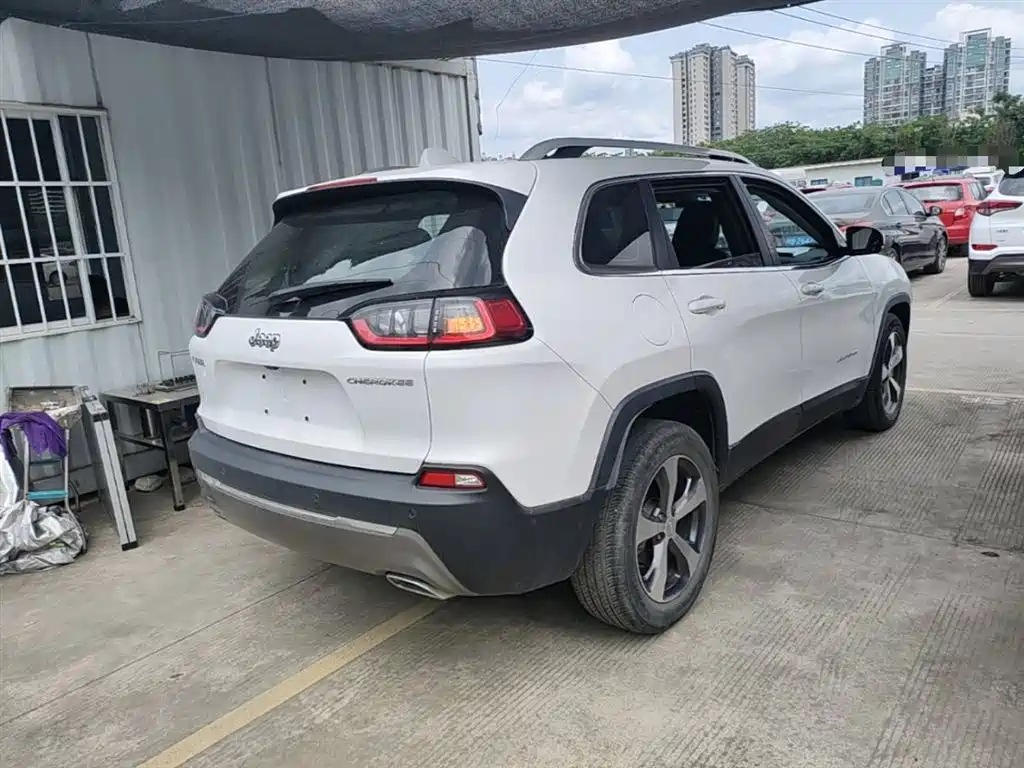 Jeep Cherokee — фото 7
