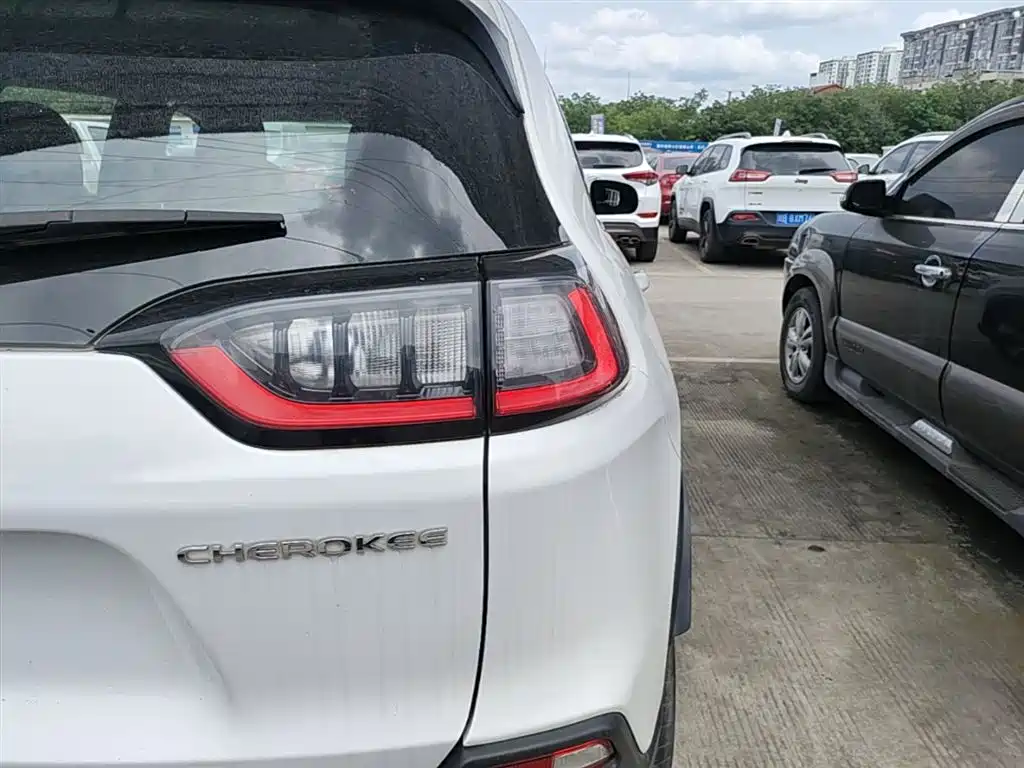 Jeep Cherokee — фото 8
