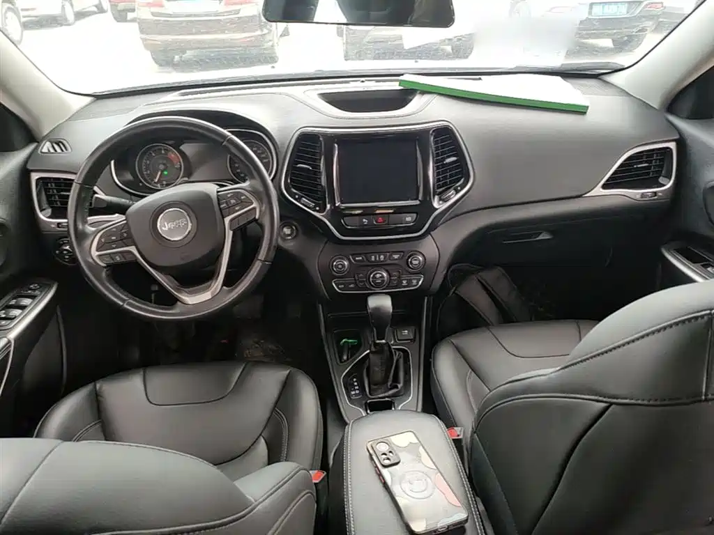 Jeep Cherokee — фото 10