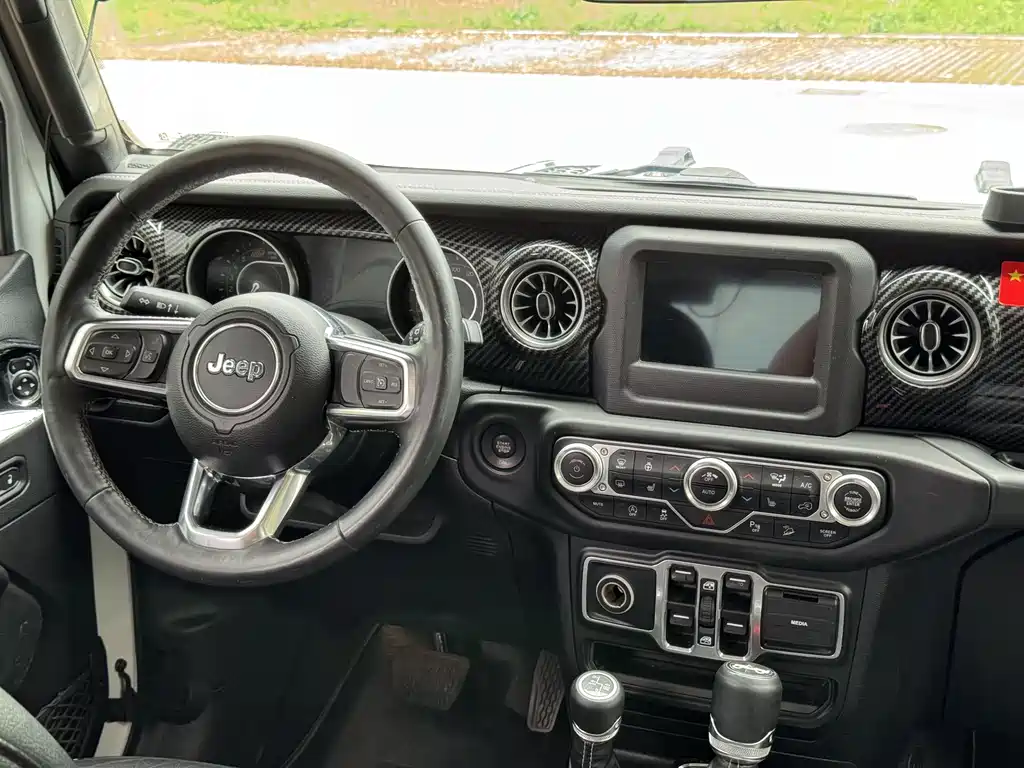 Jeep Wrangler — фото 8