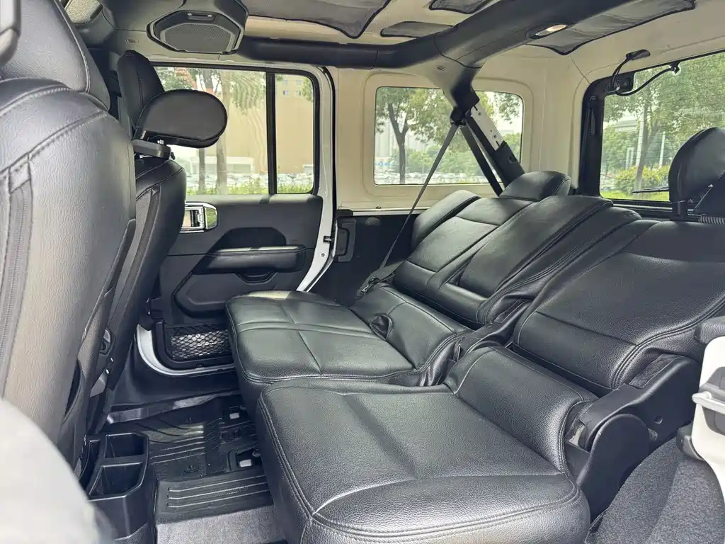 Jeep Wrangler — фото 10