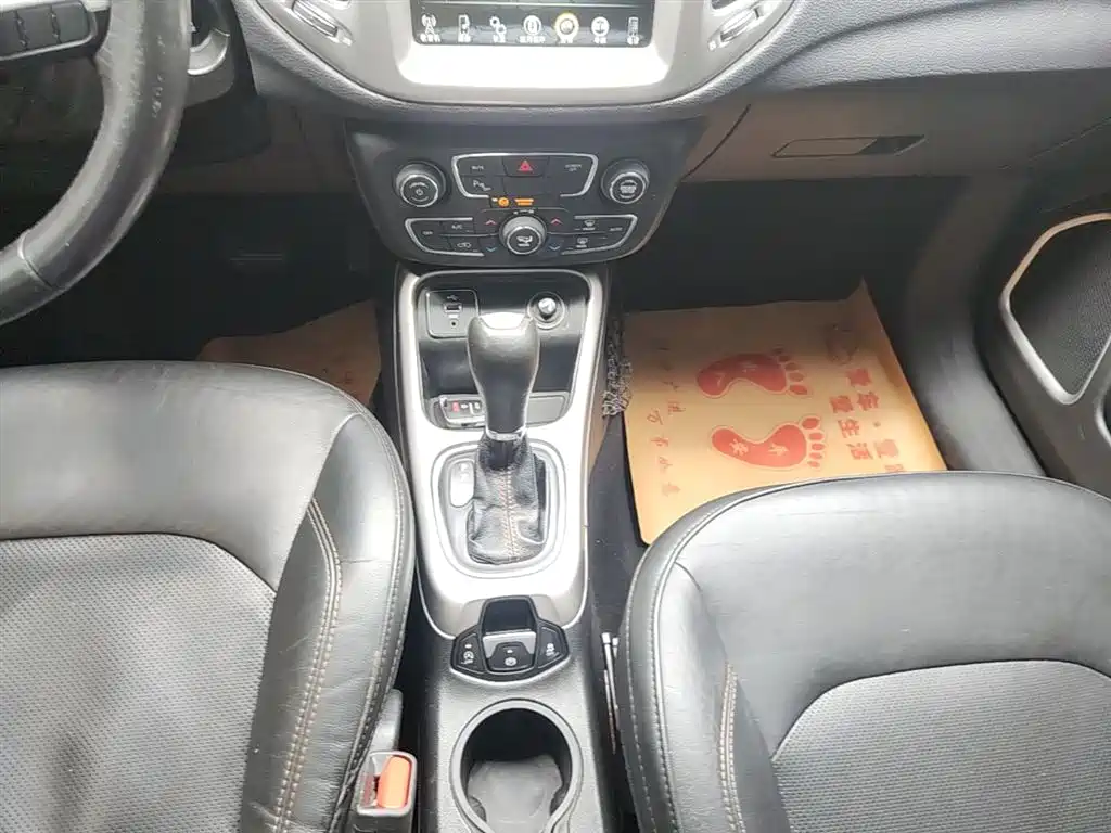 Jeep Compass — фото 14