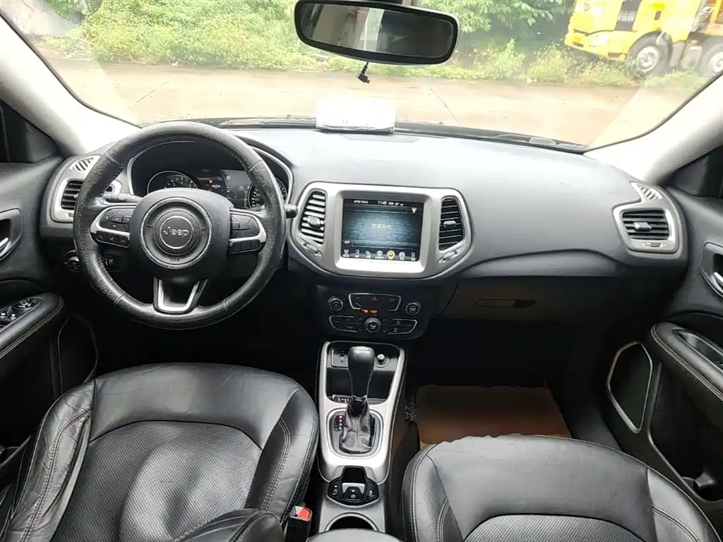Jeep Compass — фото 10