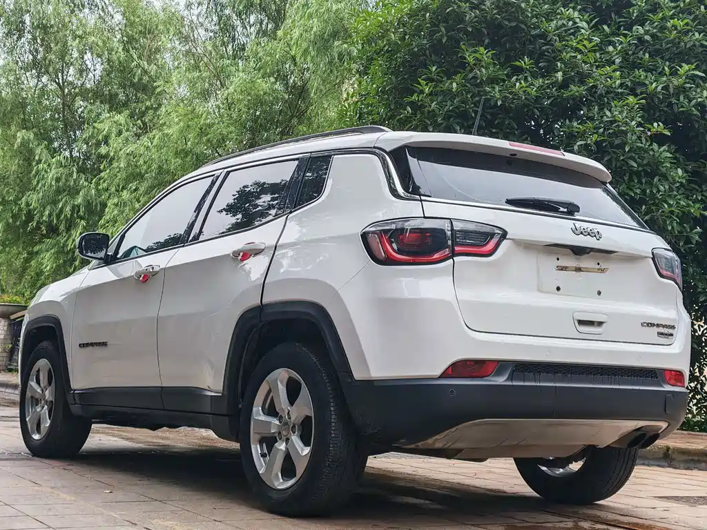 Jeep Compass — фото 10