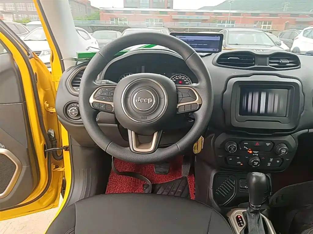 Jeep Renegade — фото 11
