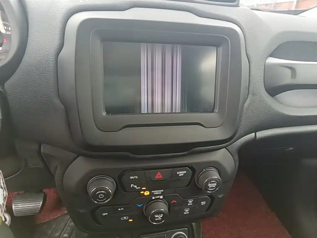 Jeep Renegade — фото 13