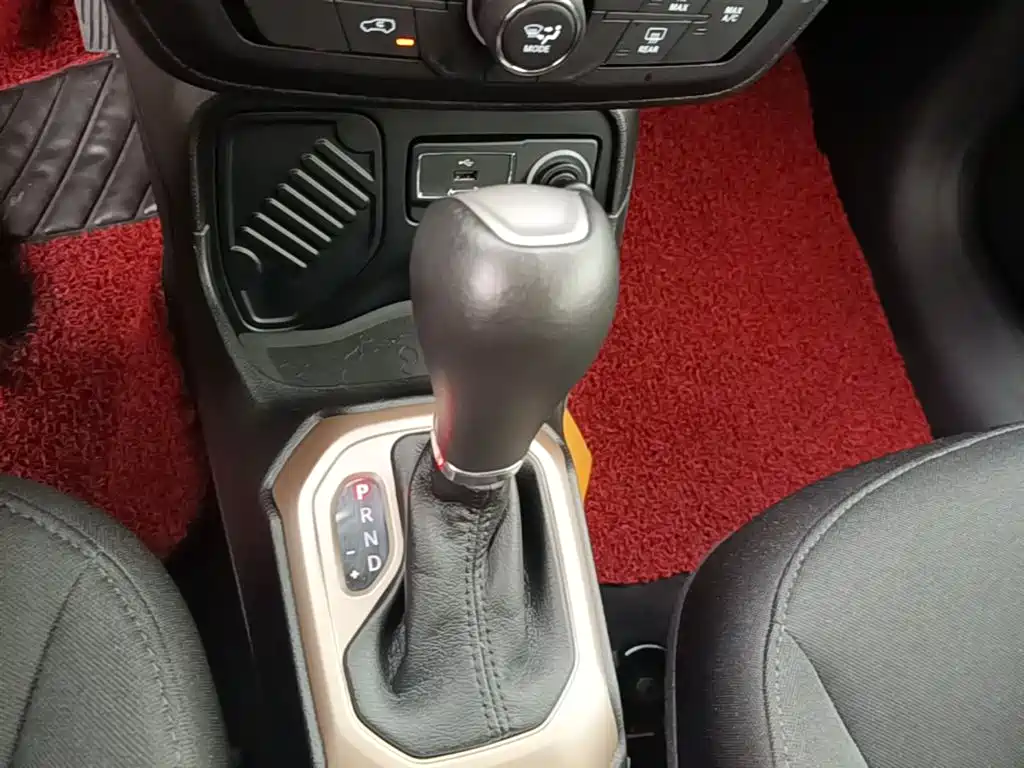 Jeep Renegade — фото 14