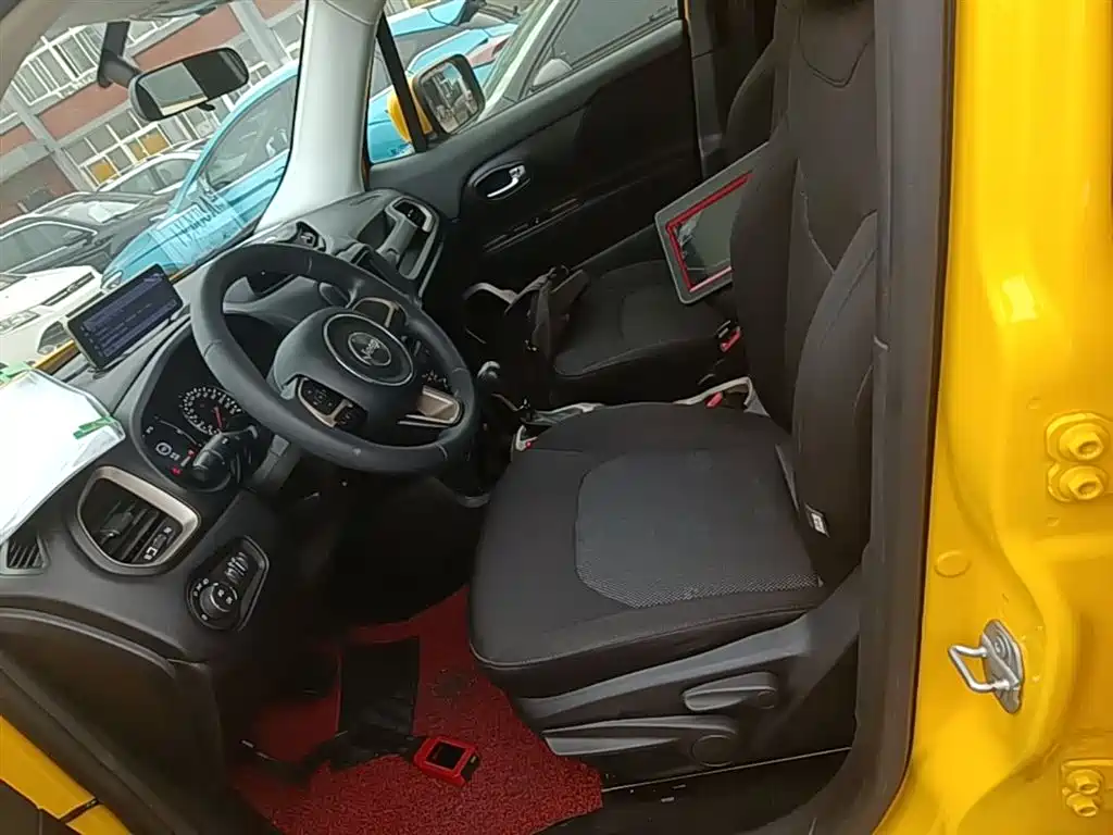Jeep Renegade — фото 15