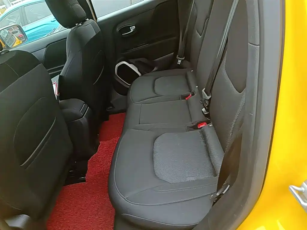 Jeep Renegade — фото 17