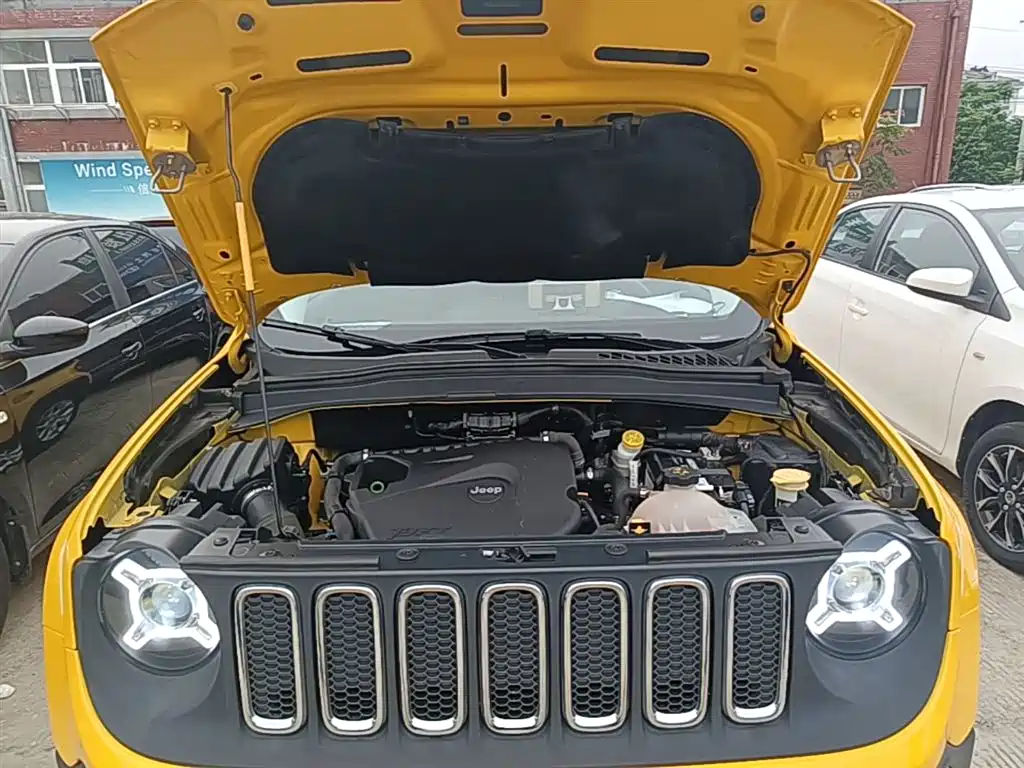 Jeep Renegade — фото 20