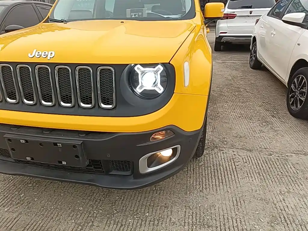 Jeep Renegade — фото 24