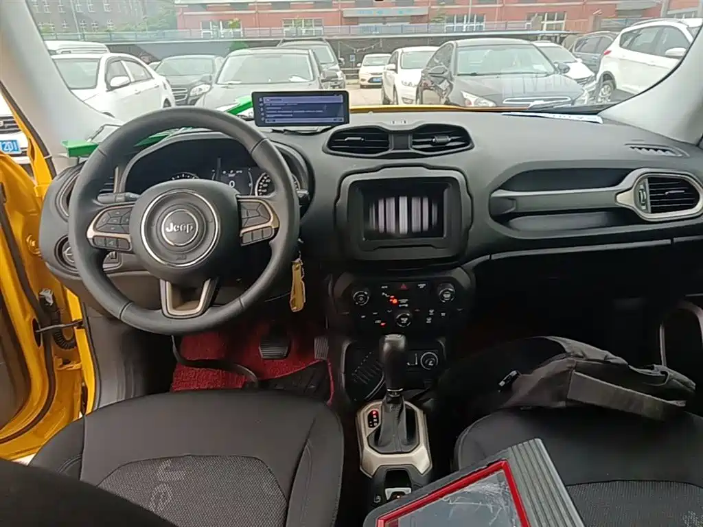 Jeep Renegade — фото 10