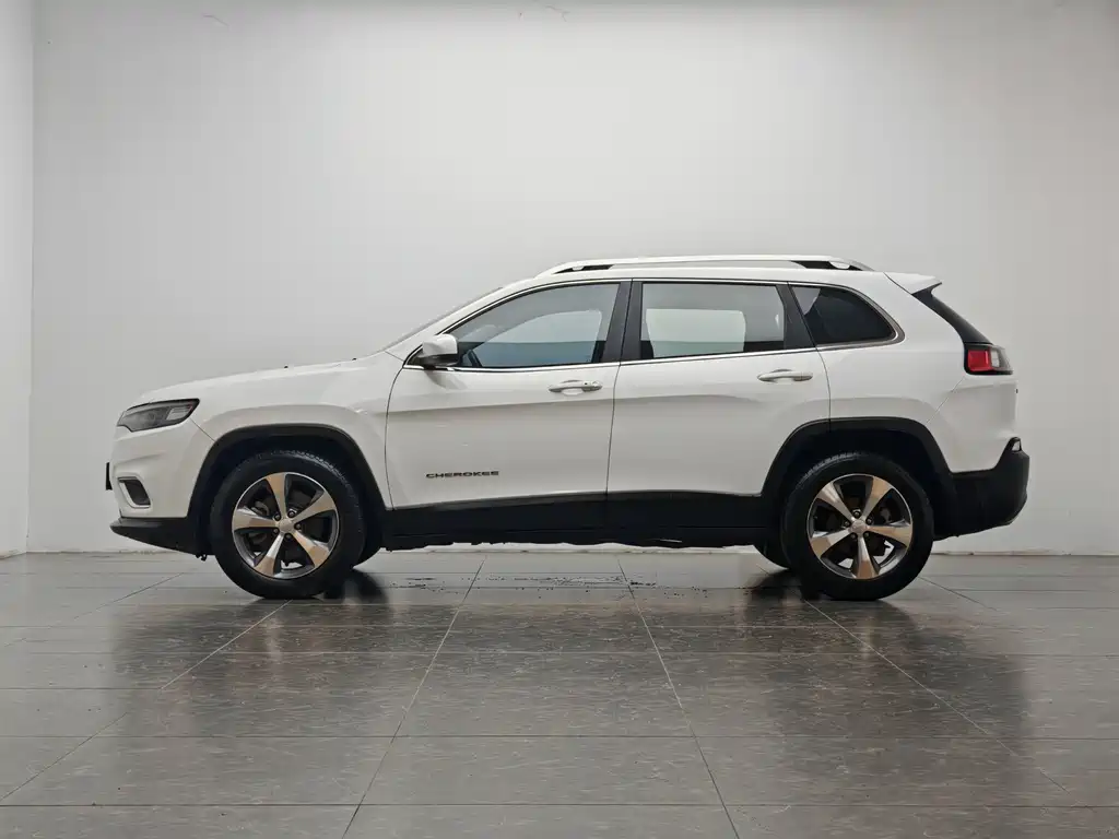 Jeep Cherokee — фото 11