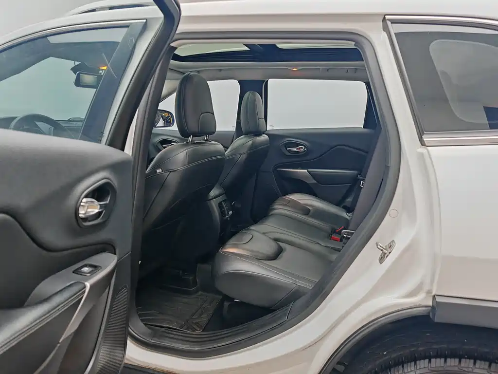 Jeep Cherokee — фото 17
